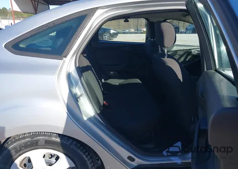 2016 Ford Focus S z USA, uszkodzony, nr VIN 1FADP3E28GL306841